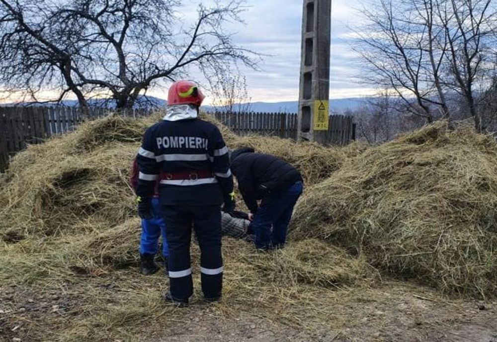 Dâmbovița. Două persoane, rănite grav, după ce o căruță încărcată cu fân s-a răsturnat