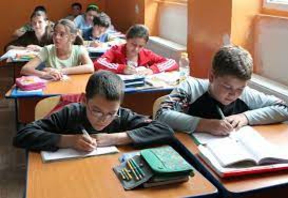 Prezență fizică în toate unitățile de învățământ din Dâmbovița! Se întorc la clase și elevii din ciclul primar și preșcolarii