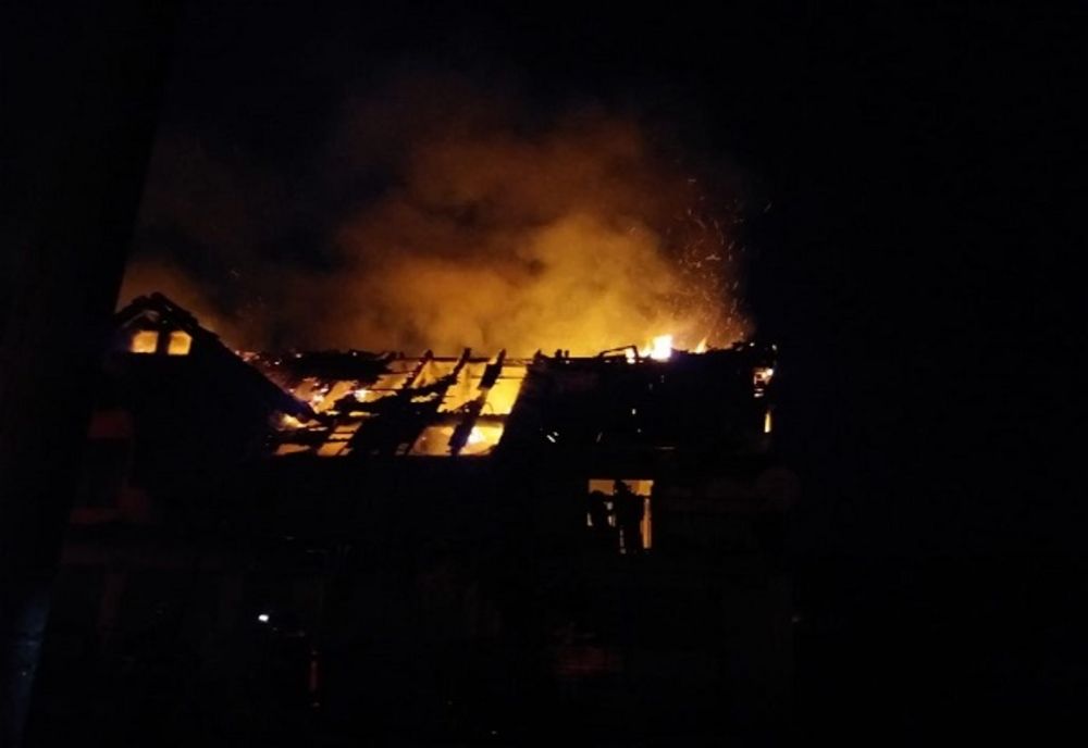 Dâmboviţa. Casă din Vulcana de Sus, cuprinsă de flăcări!