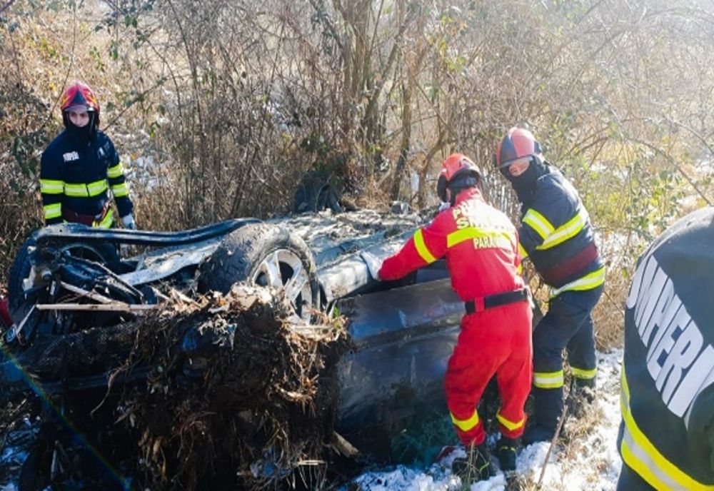 Târgoviște: Un tânăr s-a răsturnat cu mașina după ce a pierdut controlul volanului 