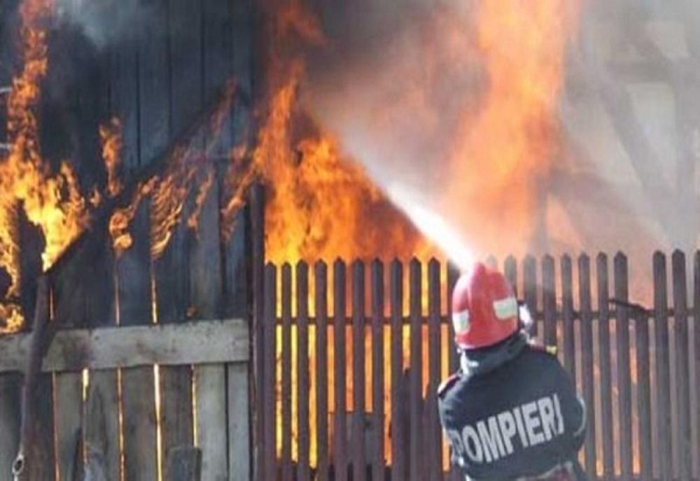 Incendiu puternic la o casă din Dâmbovița! O femeie a făcut atac de panică 