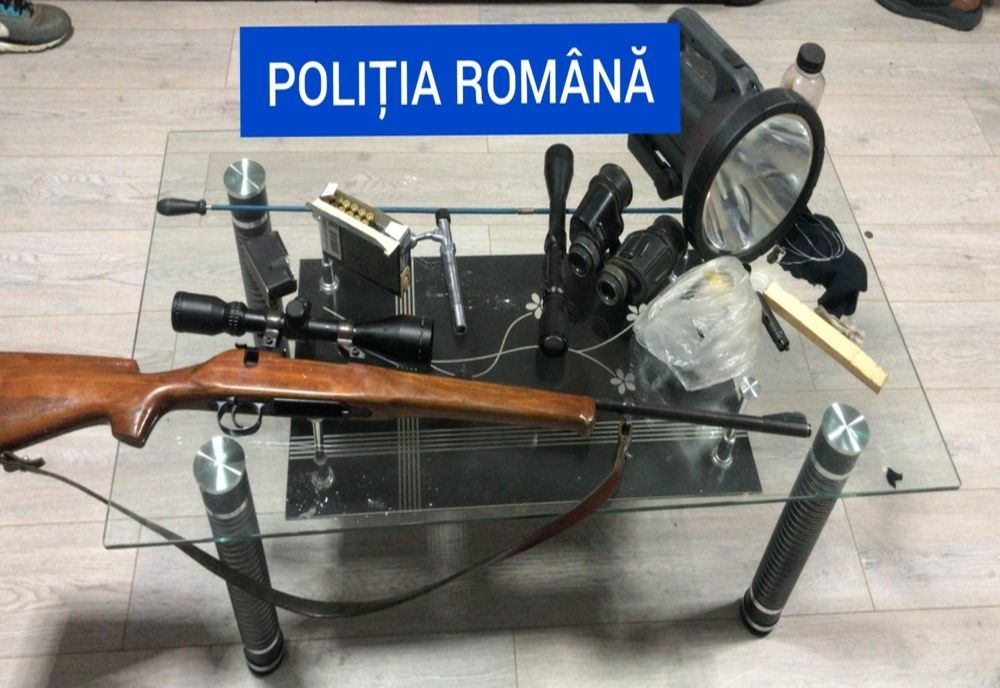 Dâmboviţa. Percheziţii la persoane suspecte de braconaj, tăiere şi sustragere de material lemnos. Poliţiştii au găsit 3 arme de vânătoare şi 20 de cartuşe