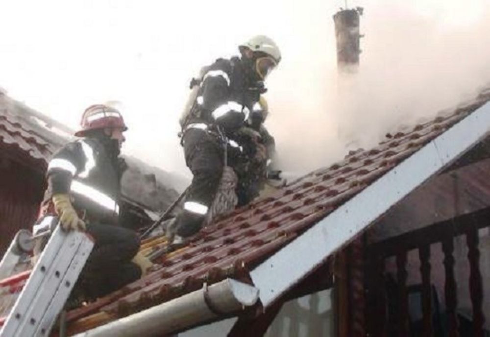 Dâmbovița! Podul unei locuinţe mistuit de flăcări
