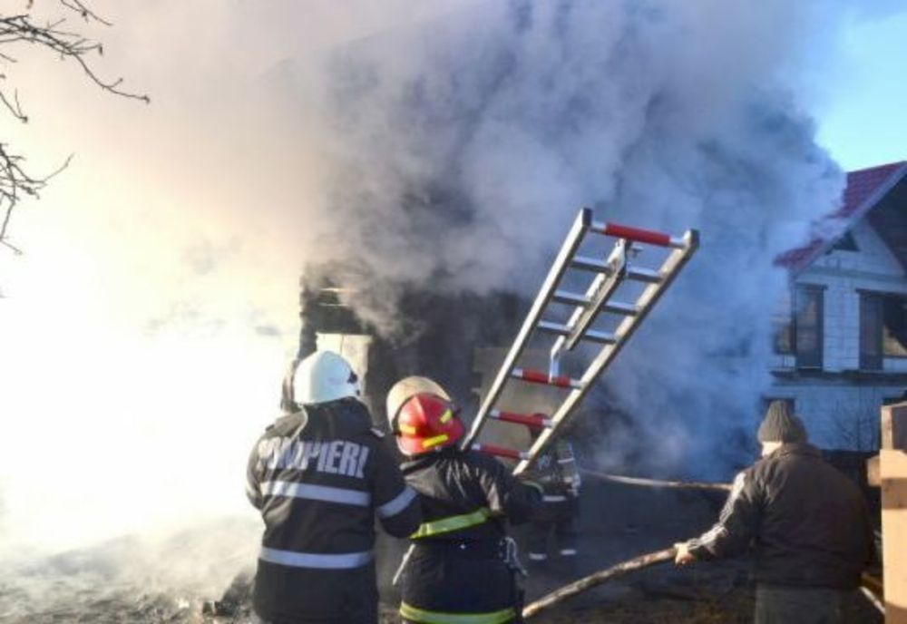 Incendiu violent la o casă din Valea Dâmboviței! Pompierii au intervenit cu 3 autospeciale de stingere