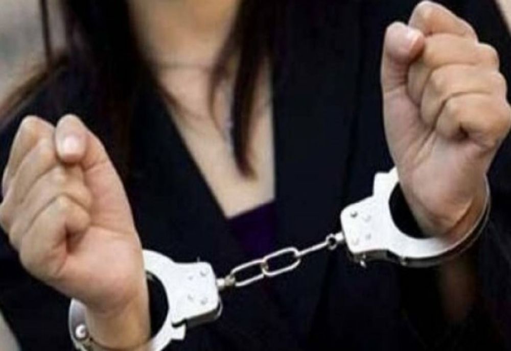 Dâmbovița. Femeie reținută după ce a intrat peste o bătrână în casă, pe care a amenințat-o și i-a furat o sumă de bani