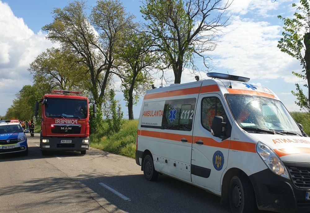Dâmboviţa. Accident rutier pe DN1A, în localitatea Luciana. O autoutilitară a intrat într-un stâlp de telegraf. 7 pasageri au fost transportaţi la spital 