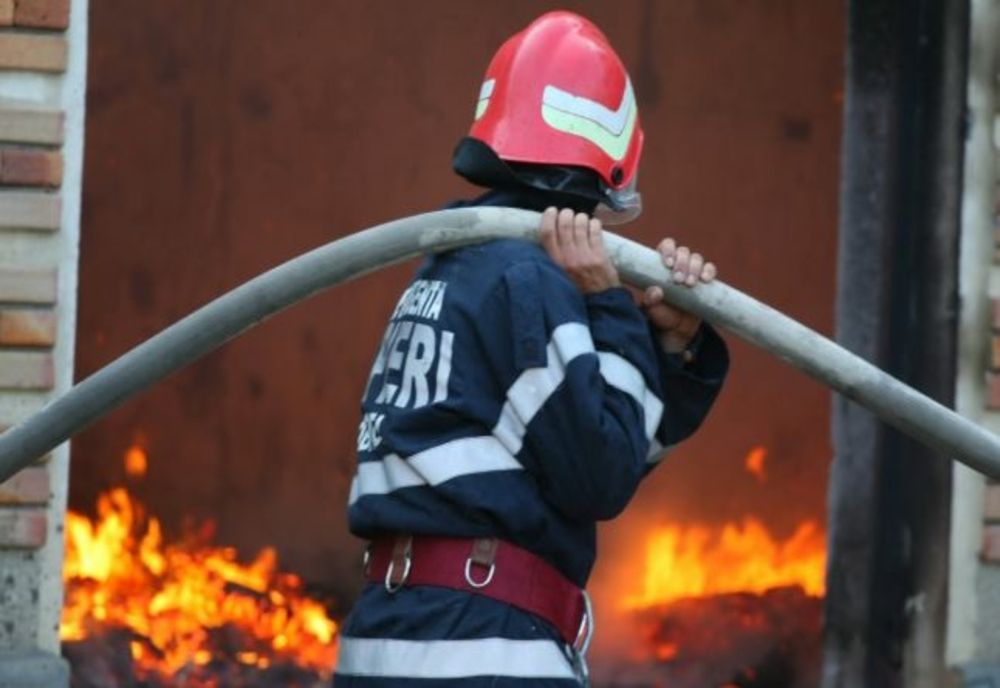 Incendiu puternic într-o gospodărie din Dâmbovița