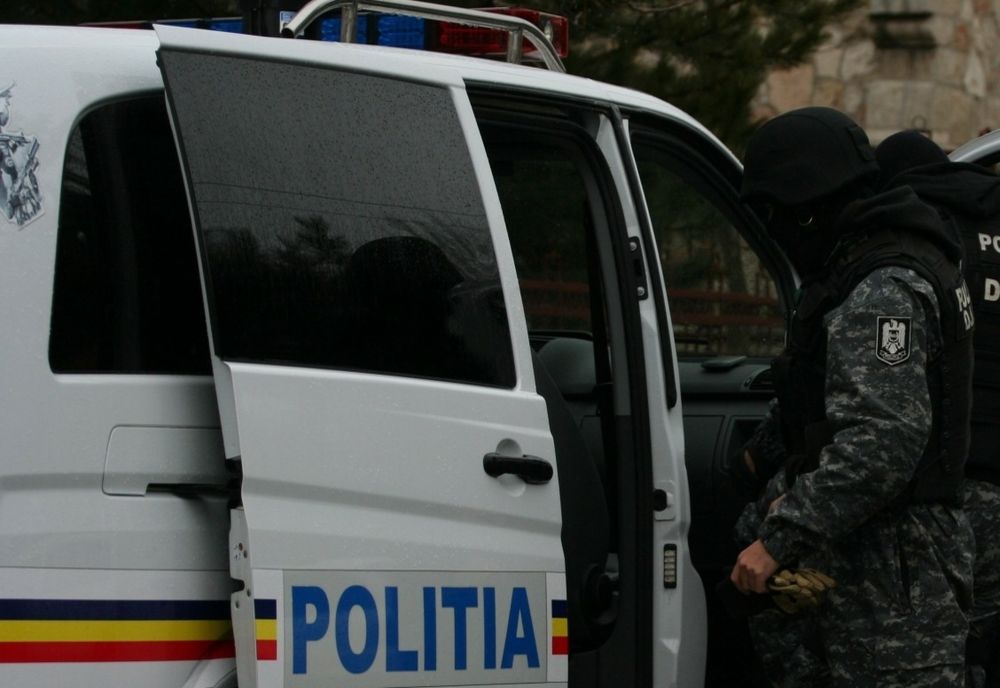Dâmbovița. Destructurarea unui grup infracțional organizat, trafic de persoane, proxenetism, camătă și șantaj