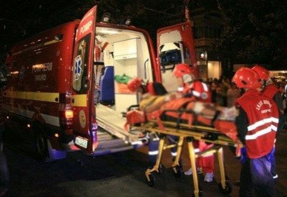 Dâmboviţa. Şoferiţă încarcerată în autoturism după ce a fost implicată într-un accident violent