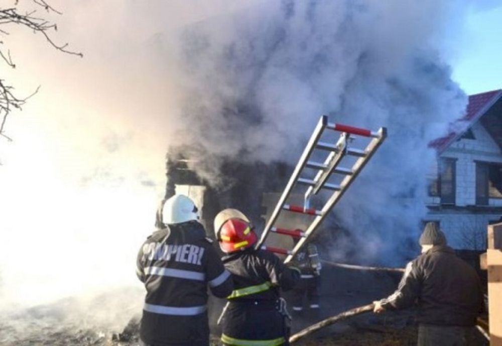 Incendiu violent pe Valea Dâmboviței! O casă a fost cuprinsă de flăcări