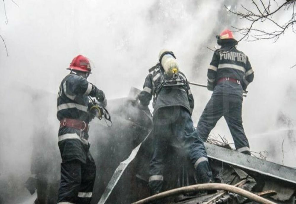 Dâmboviţa. Incendiu violent, în această dimineaţă. Flăcările au cuprins o casă și un garaj în care se afla un autoturism
