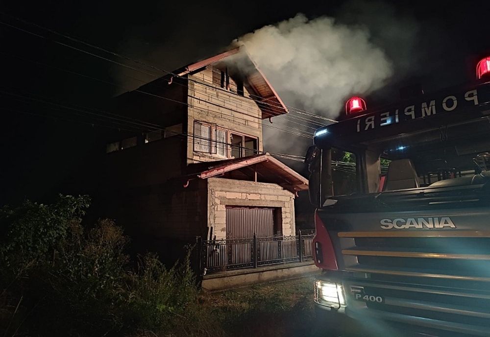 Dâmboviţa. Incendiu violent la o casă din Gura Ocniţei. Pompierii au acţionat cu cinci autospeciale
