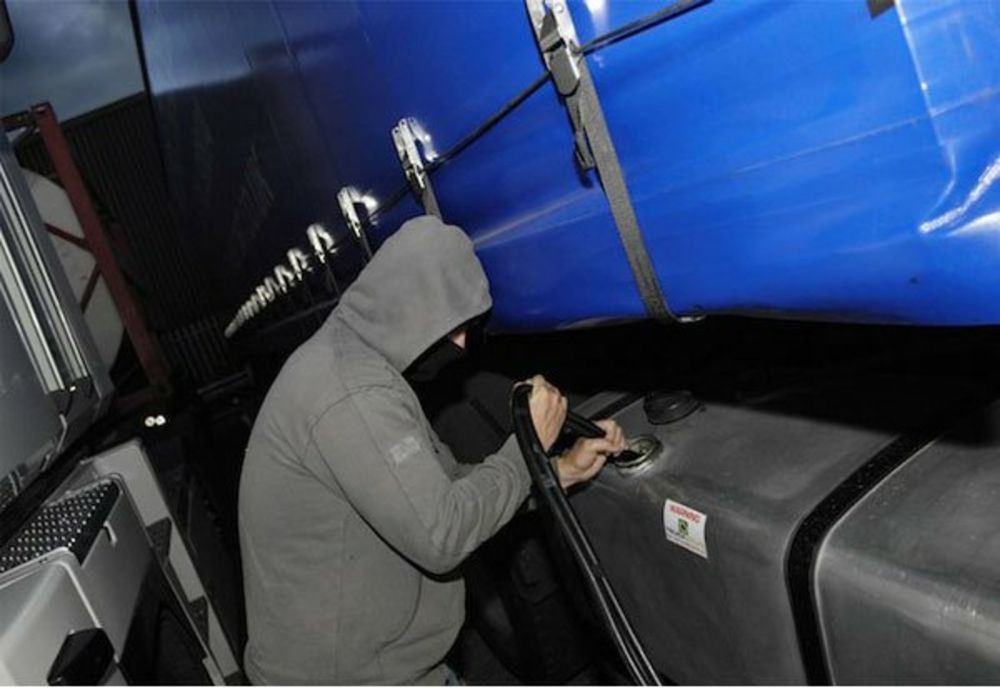Trei tineri din Dâmboviţa, prinși în flagrant în timp ce furau motorină dintr-un autocamion