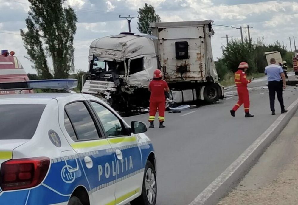 Dâmbovița. Accident violent între  două TIR-uri și un autoturism. Trei persoane sunt rănite