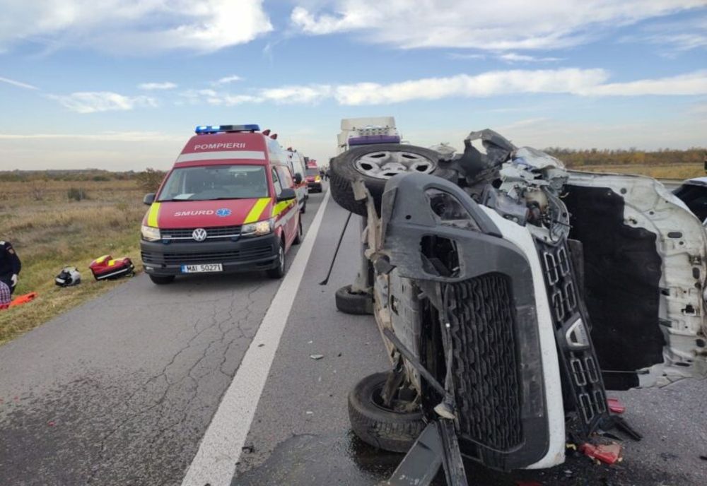 Dâmbovița. Accident violent pe Autostrada A1. Două autoturisme  şi un autocamion implicate. O persoană a fost rănită, iar un autoturism s-a răsturnat