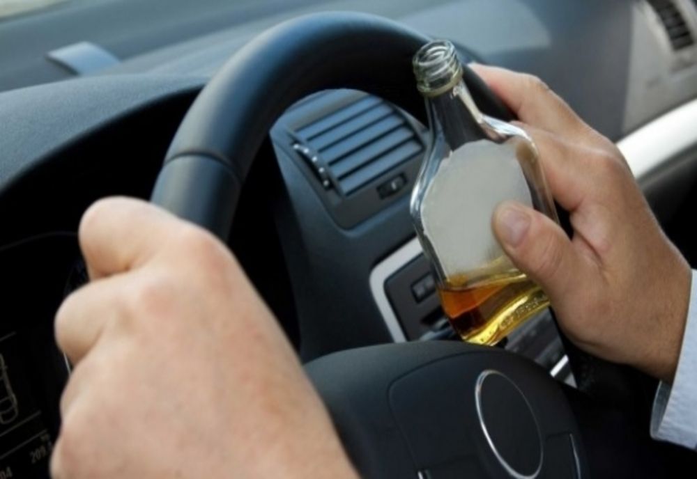 Dâmboviţa. Un bărbat rupt de beat s-a oprit cu mașina în gardul unui imobil