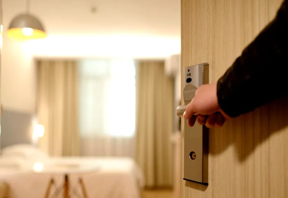 Persoanele care nu mai locuiesc la adresa de reşedinţă, obligate să anunțe autoritățile