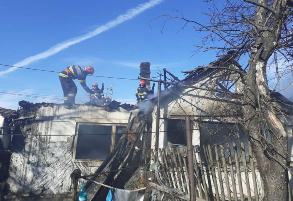 Dâmboviţa. Bătrână de 70 de ani, găsită carbonizată într-o casă care a luat foc