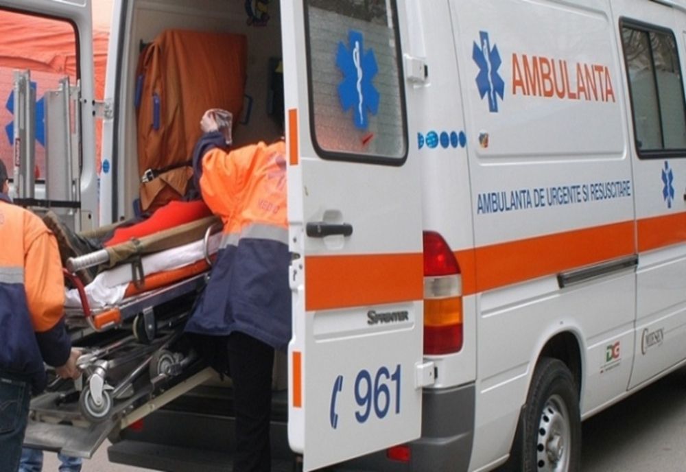 Dâmboviţa. Pieton transportat de urgență la spital, după ce a fost lovit de un autovehicul