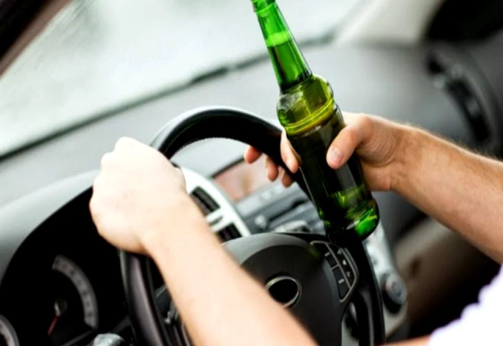 Adolescentul care a intrat cu mașina în porțile unei case din Lungulețu era beat criță