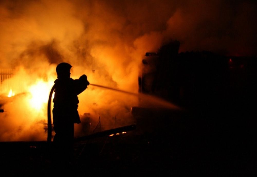 Magazie distrusă de flăcări, în Dâmbovița. S-a intervenit cu 3 autospeciale pentru lichidarea incendiului