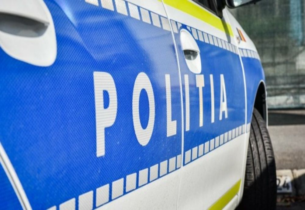 Dâmboviţa. Prinşi în flagrant în timp ce transportau tabla furată de pe acoperișul unui stadion! 