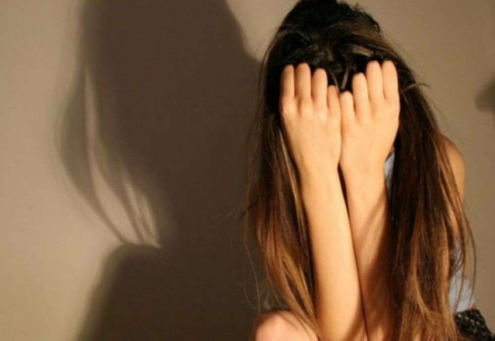  Dâmbovița. Adolescentă violată și tâlhărită de un individ de 17 ani! A intrat peste ea în casă în toiul nopții