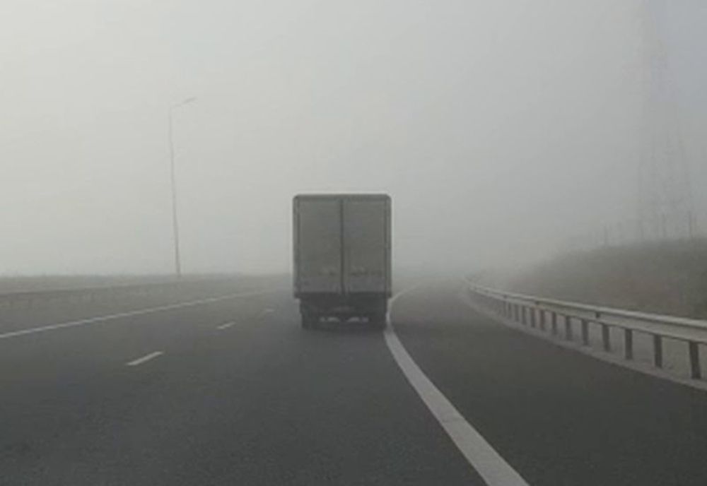 Circulație în condiții de ceață, joi dimineață, pe mai multe șosele din țară 