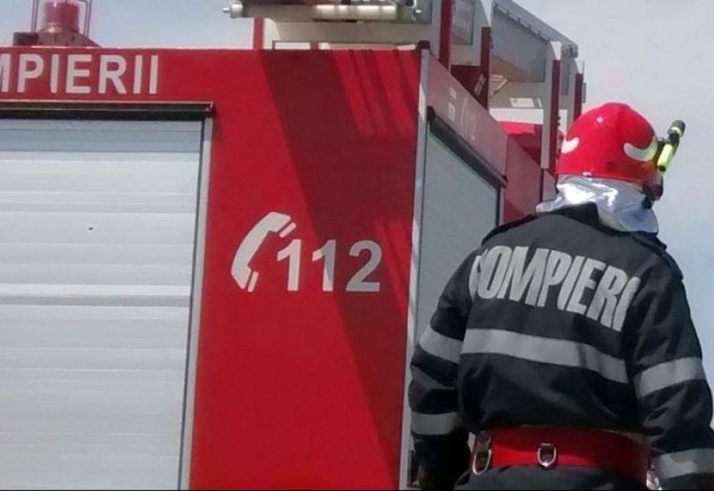 Explozie puternică urmată de un incendiu la un apartament din Târgoviște. Două persoane au fost rănite