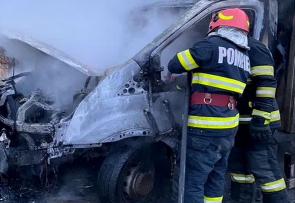 Cabina unei autoutilitare, cuprinsă de flăcări pe o șosea din Dâmbovița