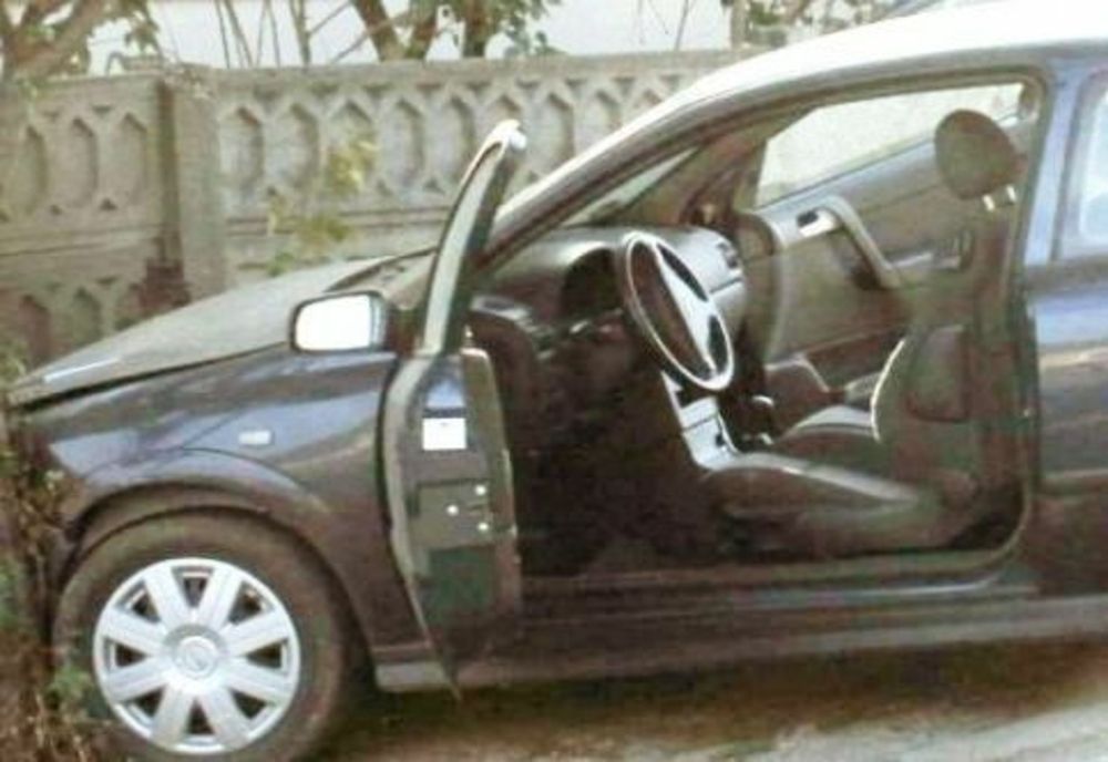 Dâmbovița. Un tânăr fără permis, s-a oprit cu mașina în gardul unei case! Minorul a scăpat fără nicio zgârietură