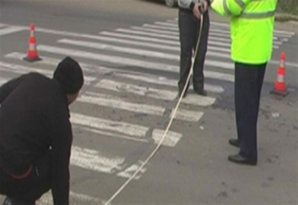 Dâmboviţa. Adolescentă de 16 ani, lovită de TIR pe trecerea de pietoni