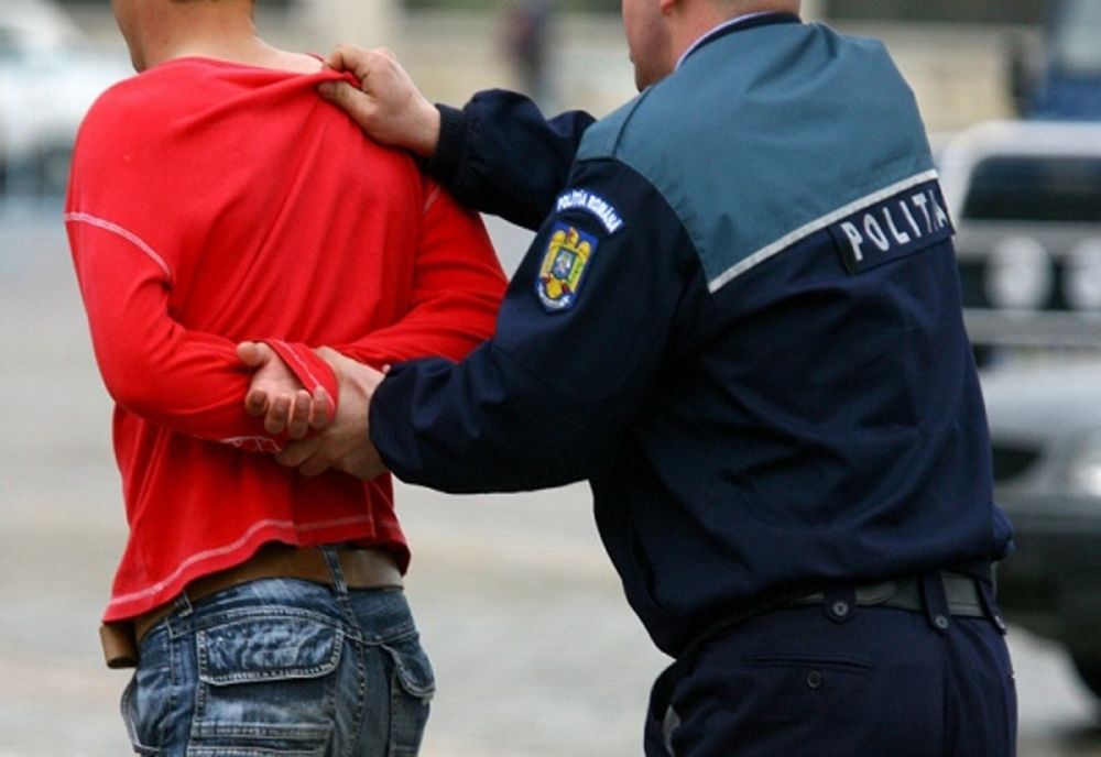 Dâmboviţa. Adolescent de 19 ani, încătușat după ce a jefuit mai multe mașini, în Târgoviște