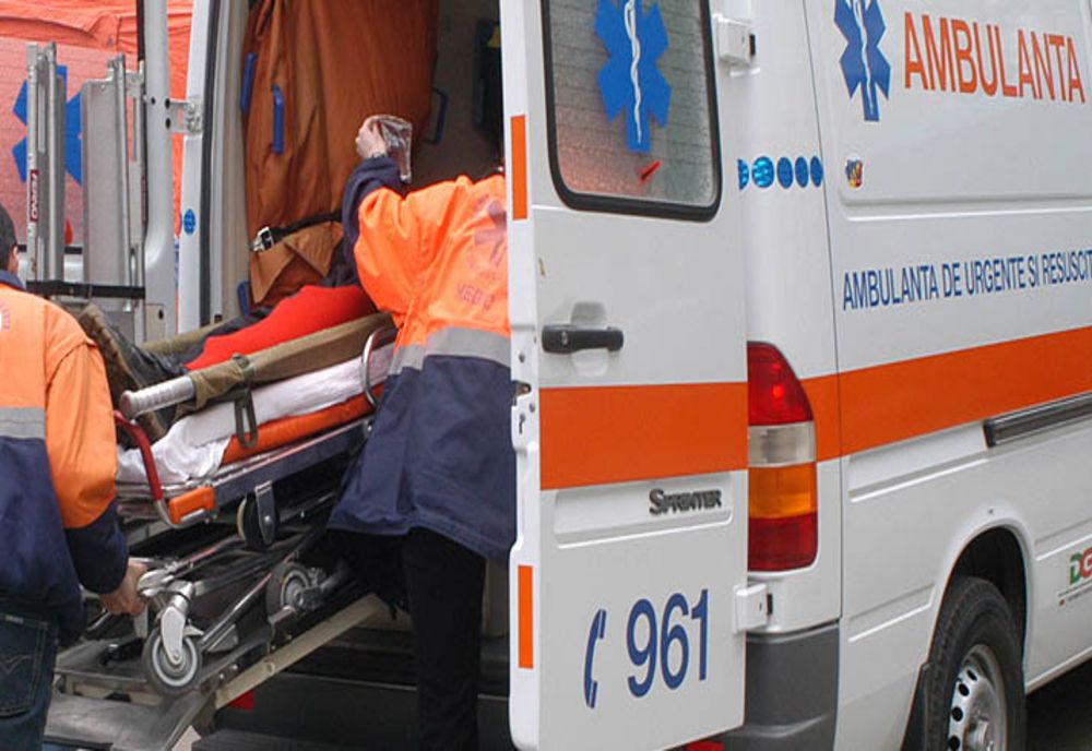 Dâmboviţa. Accident rutier între două mașini, la Titu. Un pasager a fost transportat la spital