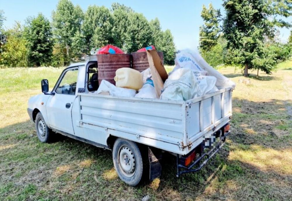 Bărbat din Dâmbovița, amendat cu 30.000 lei pentru aruncarea pe câmp a unor deșeuri chimice