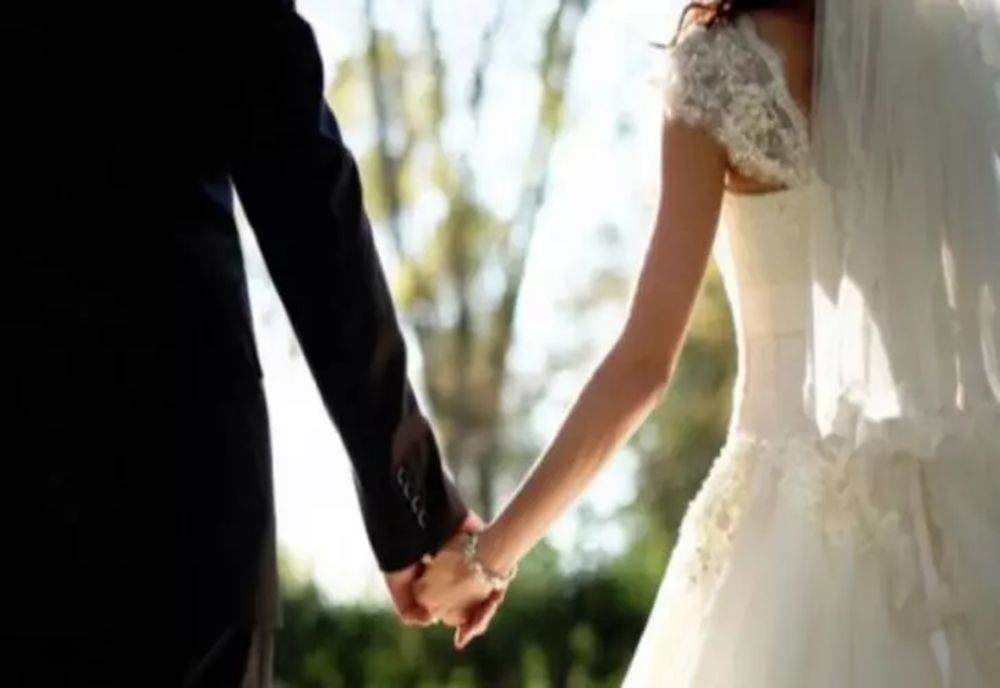 UN MIRE A FUGIT CU SOACRA SA, CU CÂTEVA ZILE ÎNAINTE DE NUNTĂ. AU DISPĂRUT CU TOT CU BIJUTERIILE ȘI BANII FAMILIEI MIRESEI