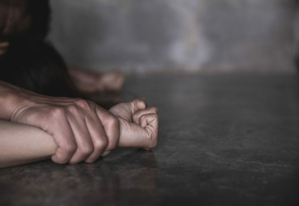 Eleve minore din Voineşti, Dâmbovița, abuzate sexual de 4 colegi în toaleta liceului și în stația de autobuz