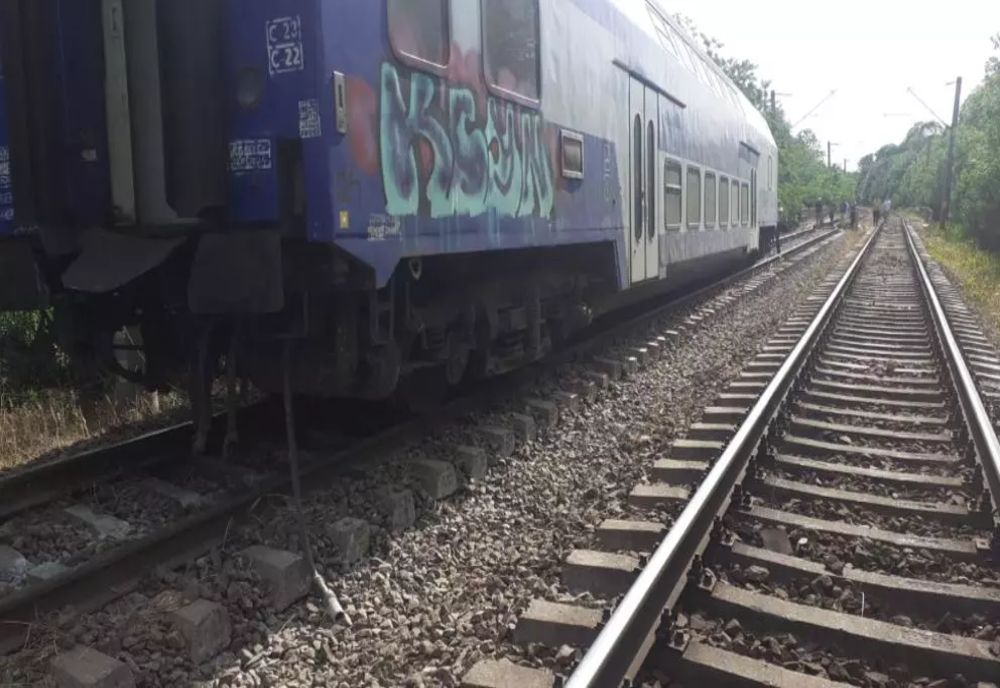 DOI ADOLESCENȚI ELECTROCUTAȚI ÎN GARA TÂRGU NEAMȚ DUPĂ CE S-AU URCAT PE UN VAGON PENTRU O POZĂ