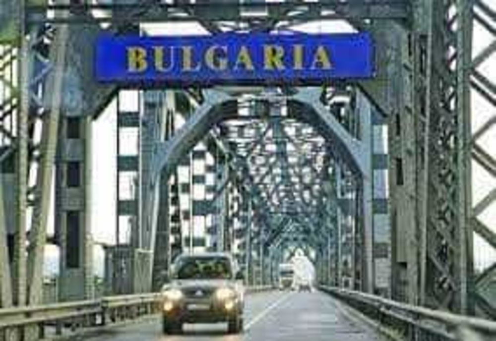 Trei canistre pline cu monede leva, aduse la bancă pentru schimb în euro. Scene neobișnuite în Bulgaria după adoptarea monedei unice