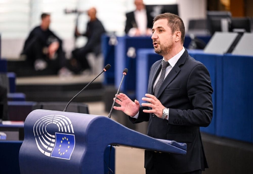 ADRIAN AXINIA (AUR): „ROMÂNIA PRODUCE CURENT, DAR ROMÂNII NU-ȘI MAI PERMIT SĂ APRINDĂ LUMINA!"