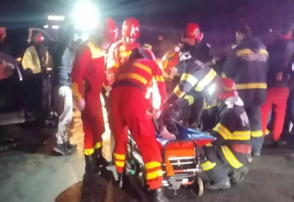 ACCIDENT CU 20 DE PERSOANE ÎN CONSTANȚA. MICROBUZ CU PASAGERI, LOVIT DE UN AUTOTURISM – O FEMEIE LA SPITAL