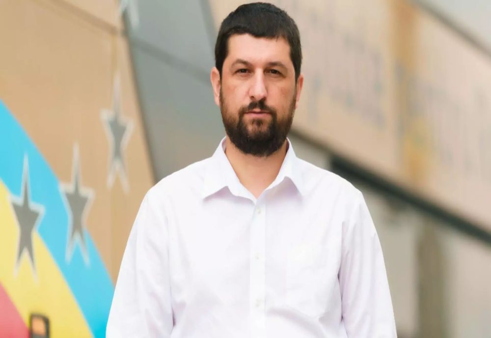 MARIUS LULEA, PRIM-VICEPREȘEDINTE AUR: "LIBERTATE! DEMOCRAȚIE! OPRIȚI POLIȚIA POLITICĂ ÎMPOTRIVA LUI CĂLIN GEORGESCU!"