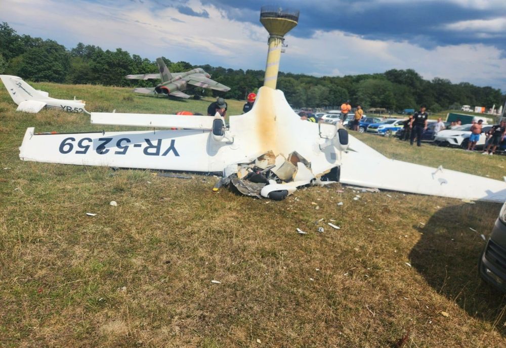 INCIDENT AVIATIC ÎN ROMÂNIA. UN AVION S-A PRĂBUȘIT ÎN APROPIEREA UNUI LOC DE AGREMENT