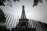 Turnul Eiffel, evacuat după ce un bărbat a urcat pe structură cu un steag al SUA