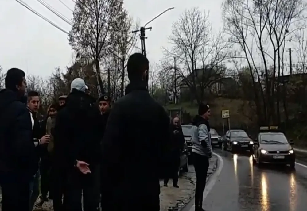 FOTO| 100 de oameni au protestat timp de două ore pe DN 71, în Dâmbovița