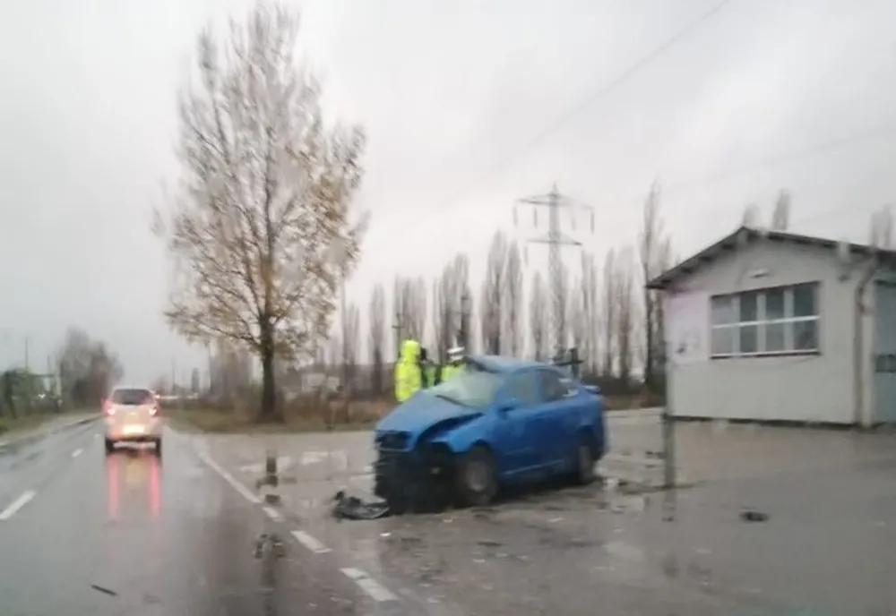 Coliziune între un autobuz și un autoturism, pe DN 71,în Dâmbovița