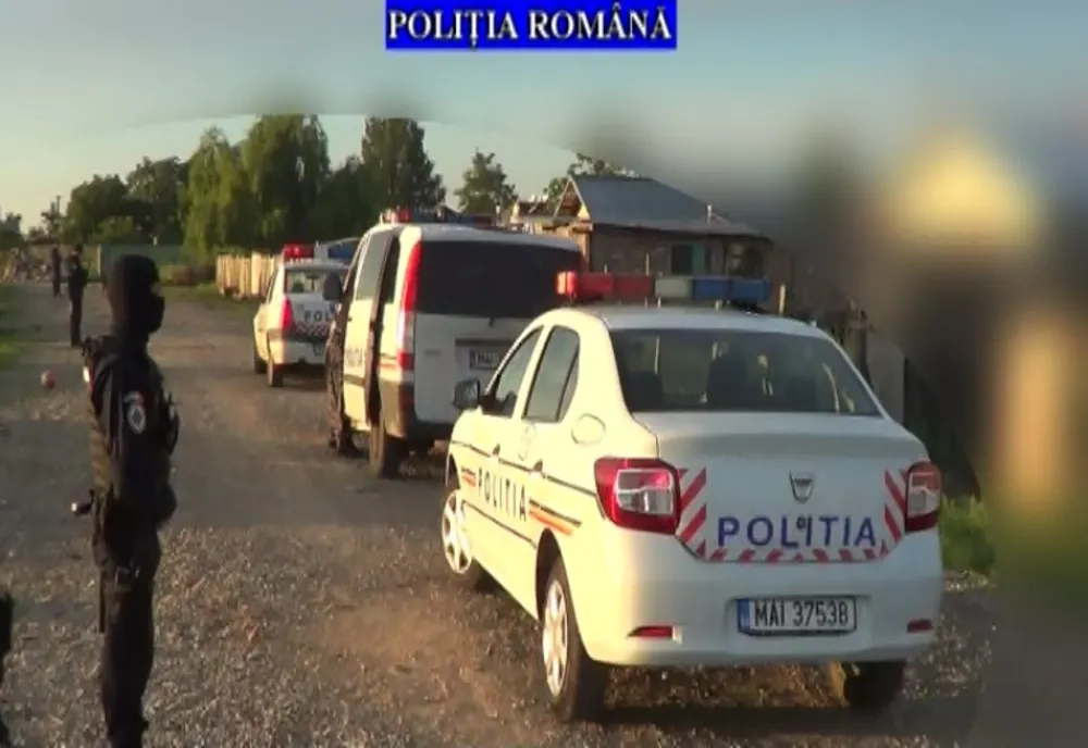 Percheziții la persoane bănuite că au furat din mai multe apartamente din Ploiești. Acestea pătrundeau prin escaladare