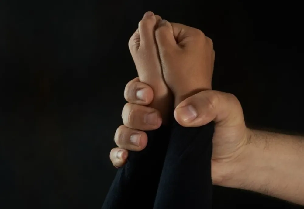 Dosar penal și ordin de protecție, pentru un dâmbovițean ce și-a bătut fiul, ce a ajuns la spital