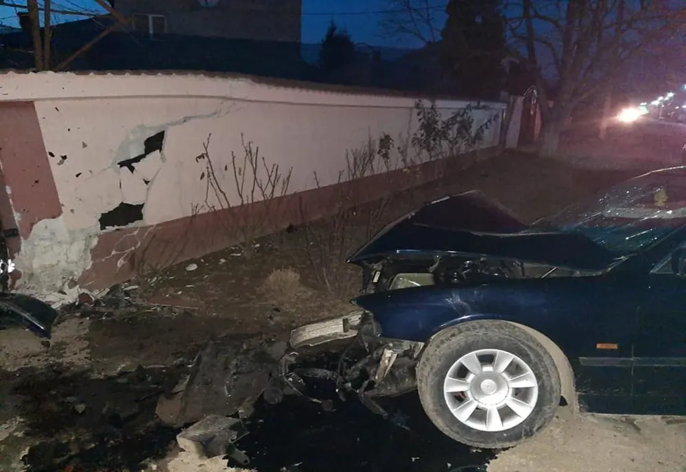 A scăpat în mod miraculos, doar cu răni minore, după ce a intrat cu mașina într-un gard de beton
