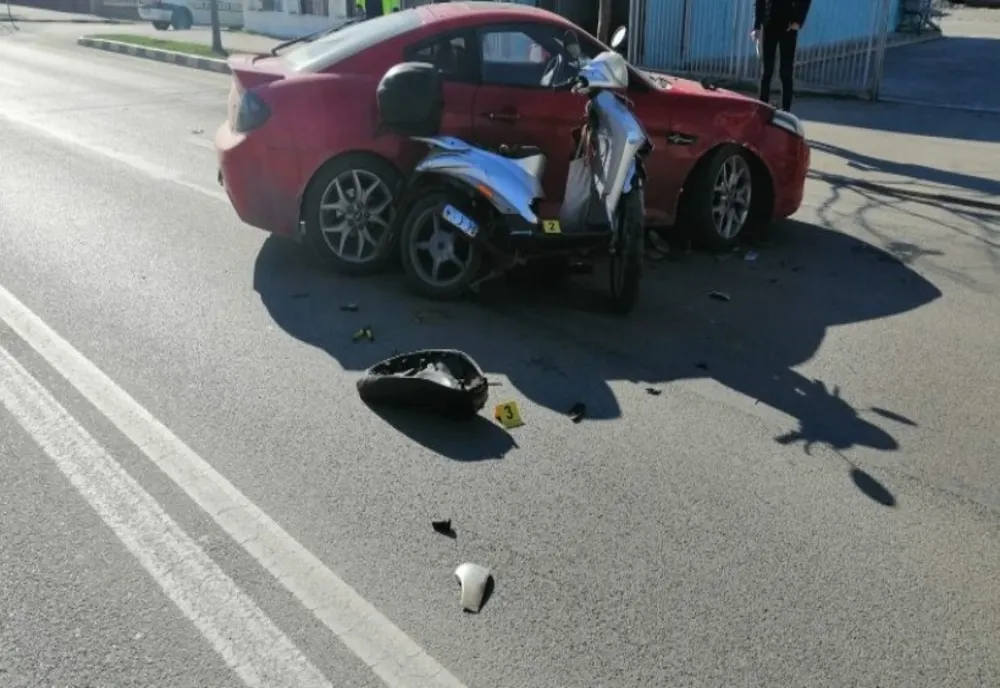 Coliziune între un autoturism și un moped. Mopedistul a fost transportat la spital